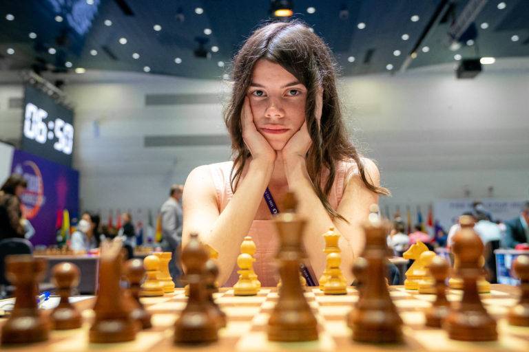 Юная шахматистка Вероника Юдина