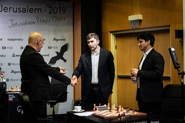 Трое россиян в погоне за карлсеном: непомнящий, грищук и алексеенко сыграют на турнире претендентов по шахматам — рт на русском
