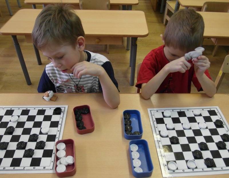 Занятие в детском саду по шахматам и шашкам, обучение дошкольников игре, программа проведения занятий