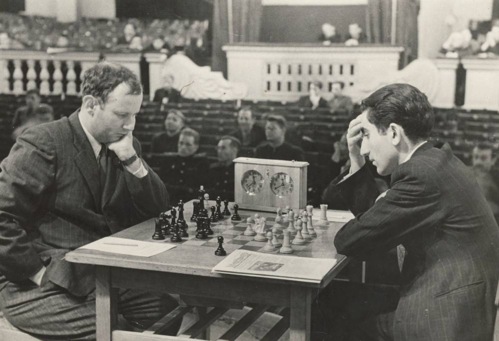 «играл, как бульдозер»: 25 лет назад скончался шестой чемпион мира по шахматам михаил ботвинник — рт на русском