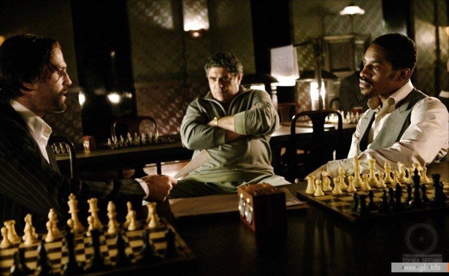 Джеймс Бонд играет в шахматы