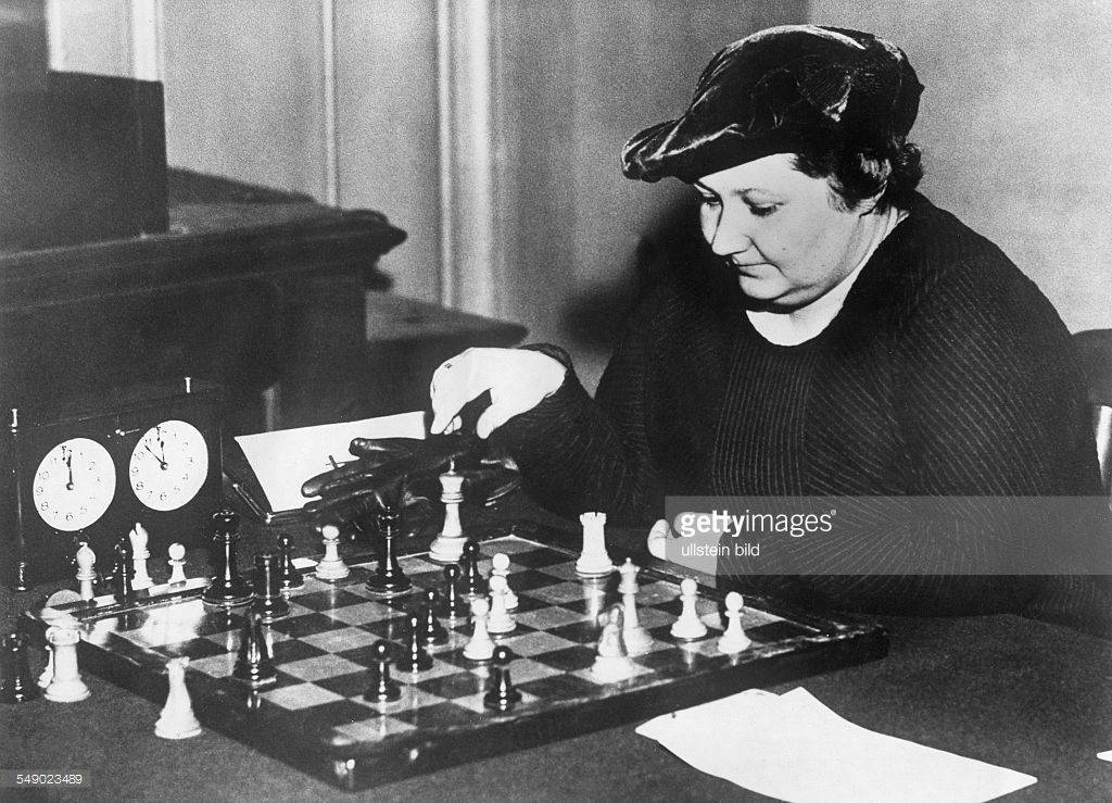 Вера францевна менчик - первая в истории чемпионка мира по шахматам
