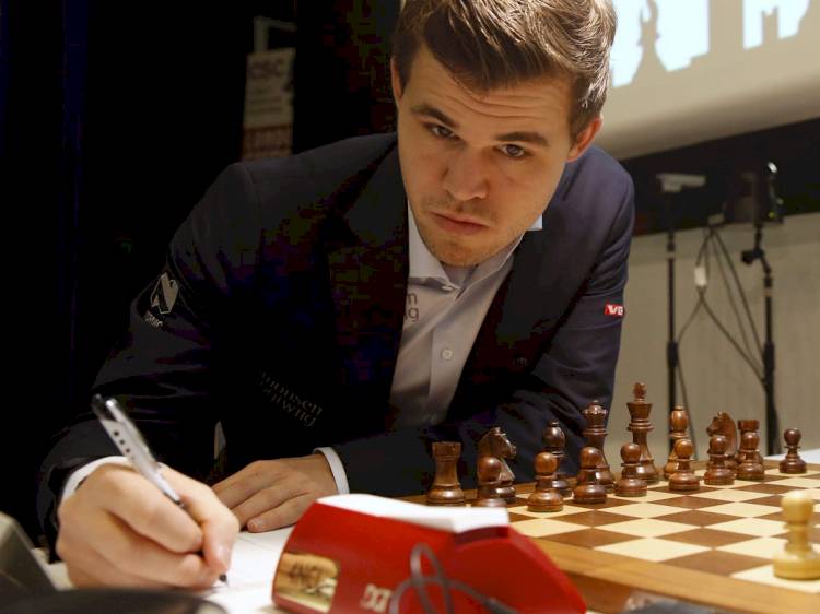 Магнус Карлсен играет вслепую на 5 досках
