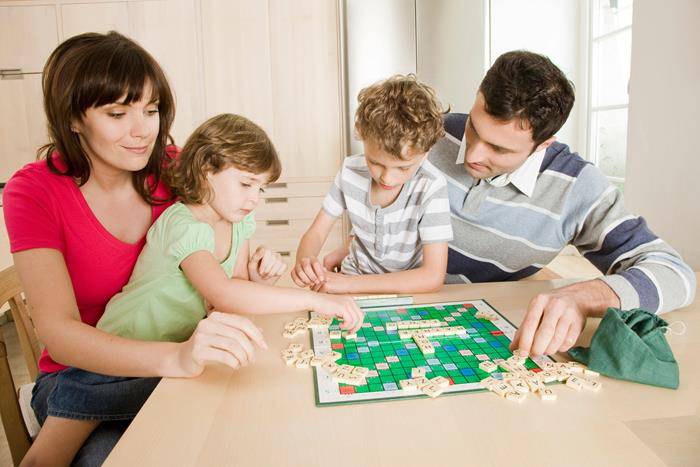 Чем развлечь детей дома, и виды домашних игр