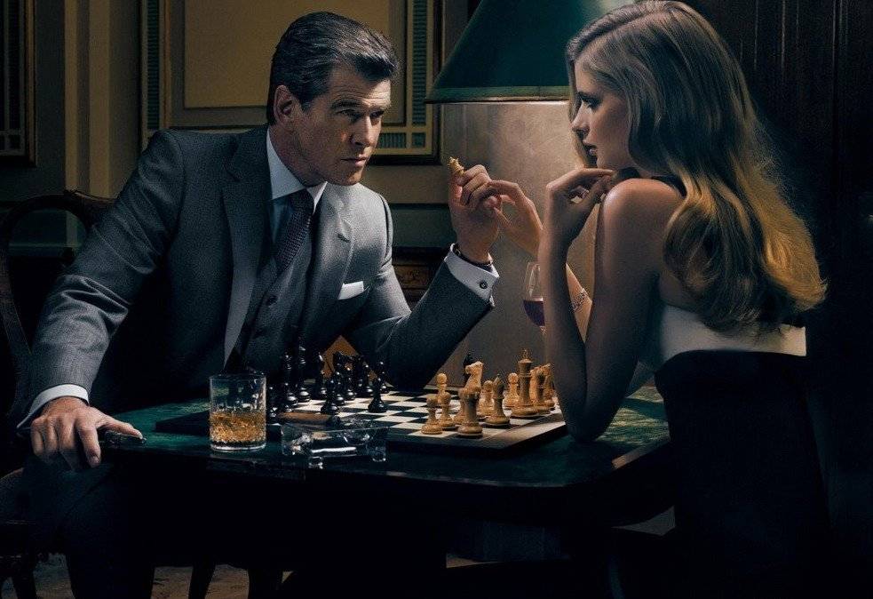 Джеймс Бонд играет в шахматы