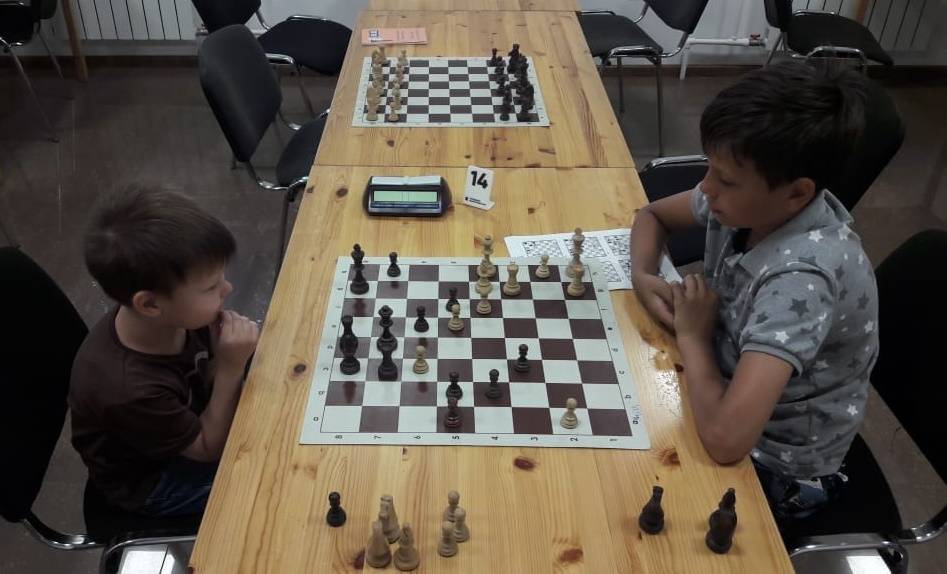 Почему важно учить ребенка играть в шашки и шахматы
