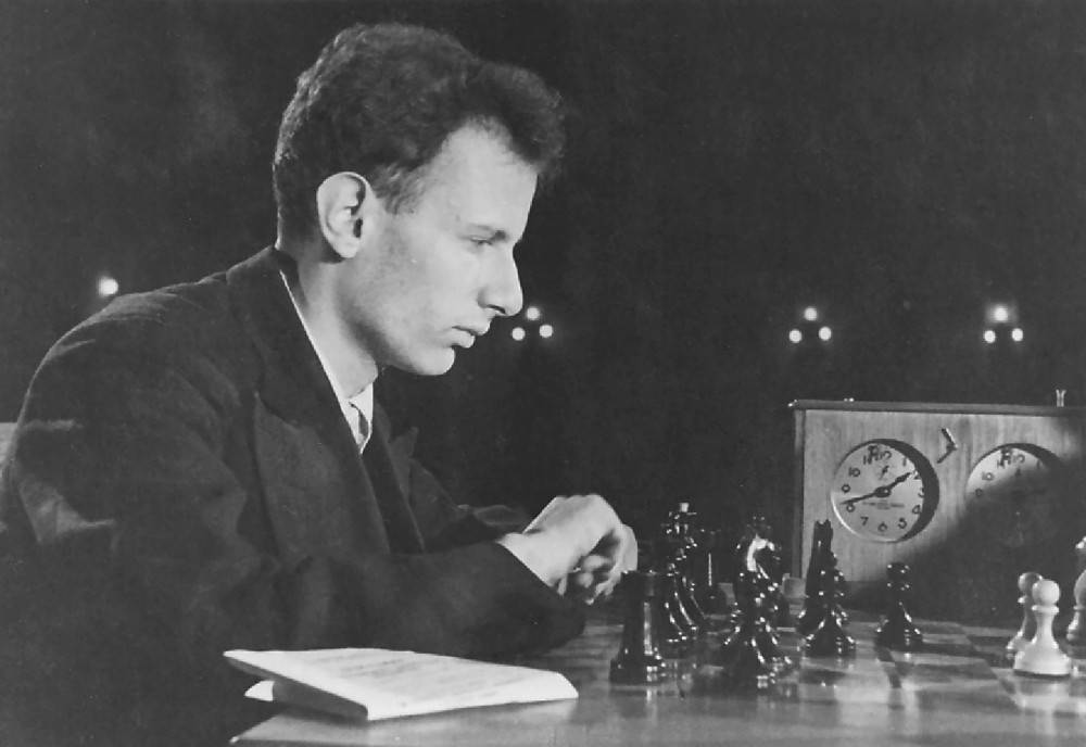 «выдающиеся советские шахматисты» > шахматная библиотека > шахматные книги в формате djvu > скачать > шахматный портал webchess - бесплатный шахматный сервер
